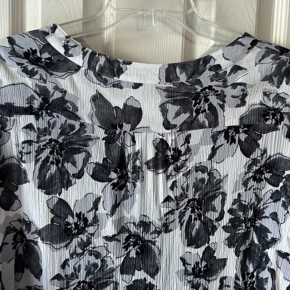 Monday Fun Sz 2X Ladies top 3/4 Sleeves Floral Black White Crepe NWOT Stitch Fix - Picture 6 of 6